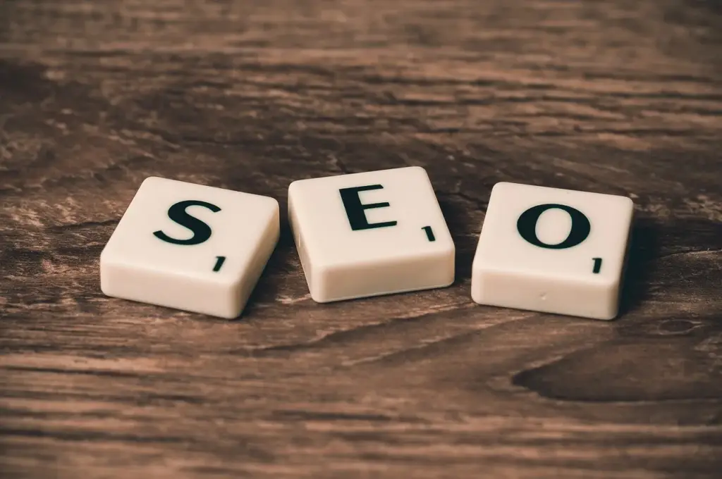 Two arrows pointing in opposite directions on a wooden table, representing programmatic vs traditional SEO