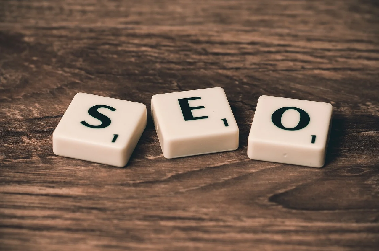 Two arrows pointing in opposite directions on a wooden table, representing programmatic vs traditional SEO